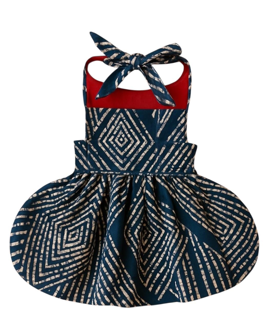 VESTIDO AZUL CON MOÑO ROJO